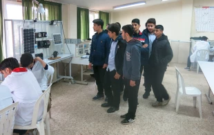 بازدید هنرجویان رشته الکترونیک هنرستان شهید عباسپور صومعه سرا از آزمایشگاه الکترونیک دانشکده و  نمایشگاه پژوهشی دانشجویان دانشکده در هفته پژوهش 3